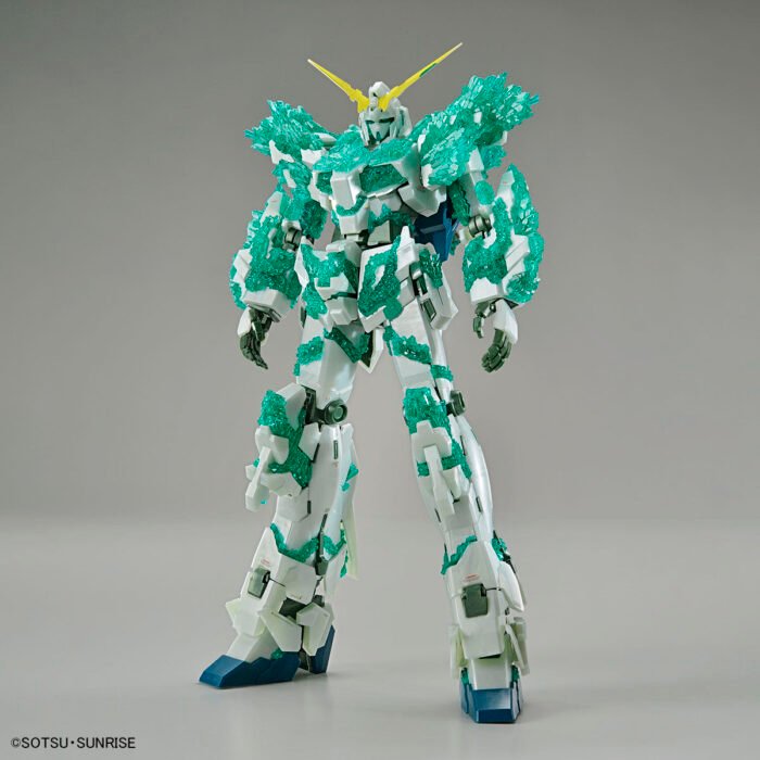 Alternative view of MG 1/100 Unicorn Gundam (Luminous Crystal Body)