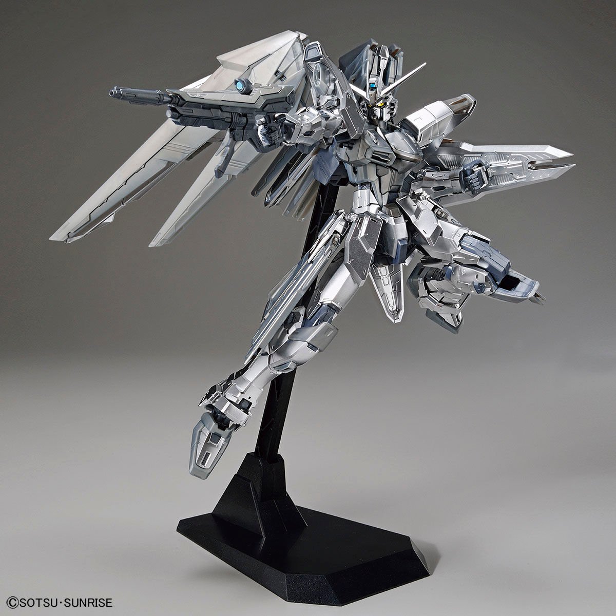 MG 1/100 Gundam Base Limited Freedom Gundam Ver.2.0 Silver Coating - Image 4